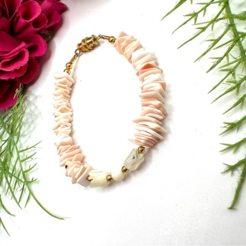 VINTAGE⚜️Coral & Mother Of Pearl Tulips Beaded Bracelet